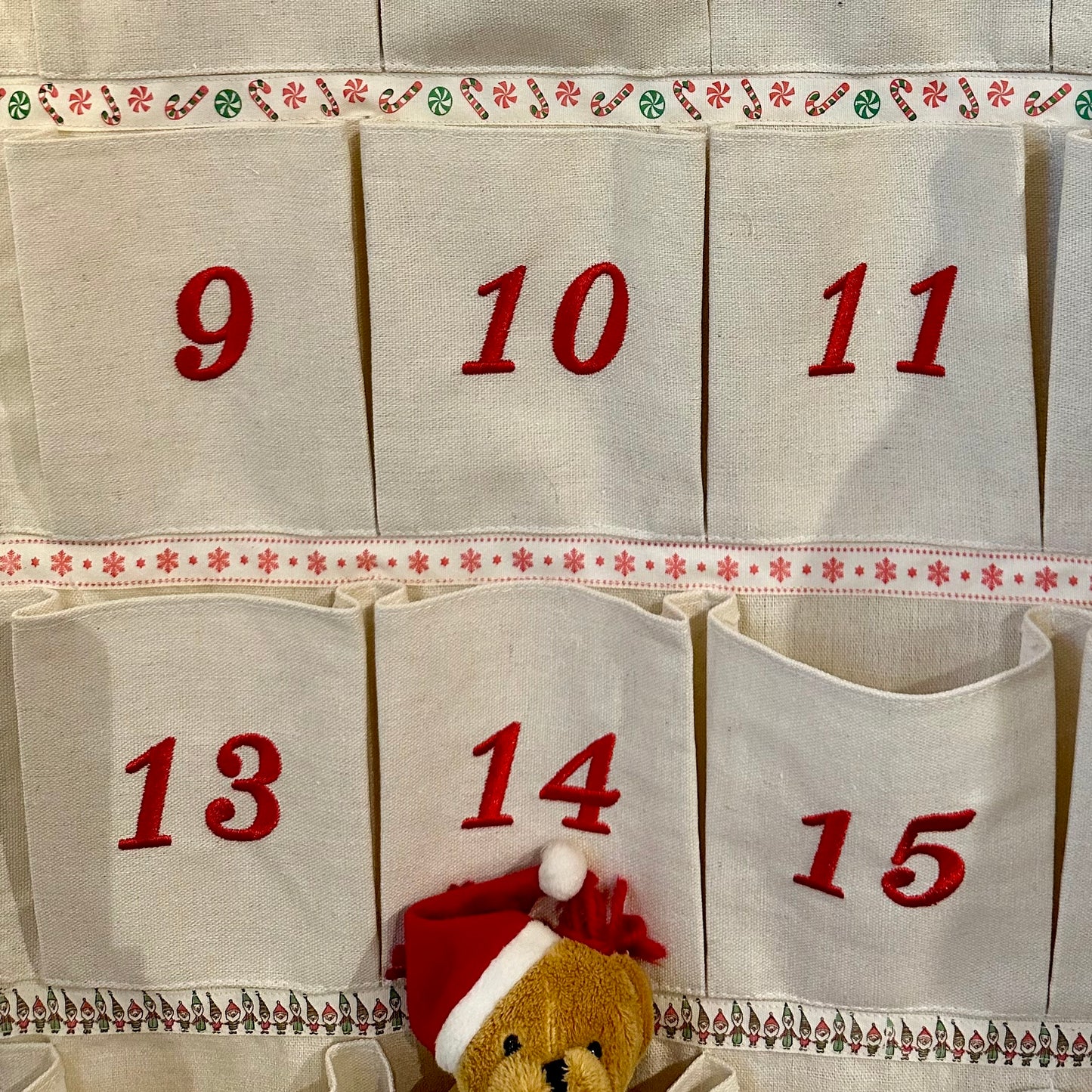 Adventskalender aus Baumwoll-Canvas mit Tannenbäumen & Weihnachtsbotschaft bestickt