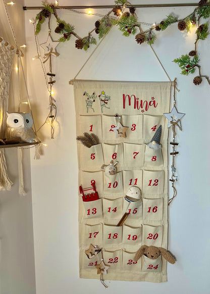 🦌 Personalisierter Adventskalender bestickt mit tanzenden Rentieren + WunschName