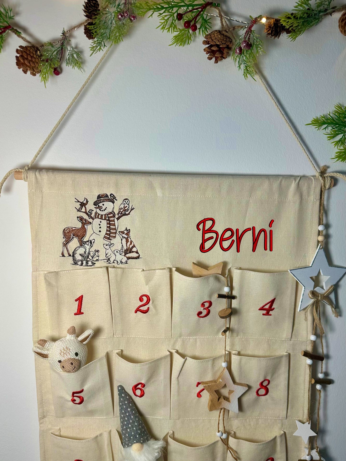 Personalisierter Adventskalender Kinder bestickt mit Motiv Schneemann, Waldtieren und WunschNamen