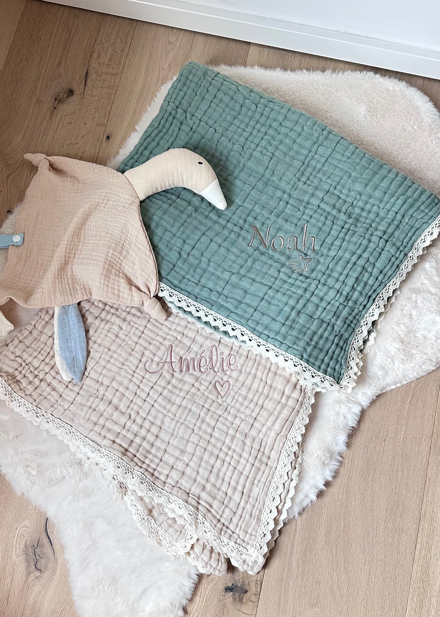 Personalisiertes Geschenkset - Musselindecke & Gänse-Schnuffeltuch