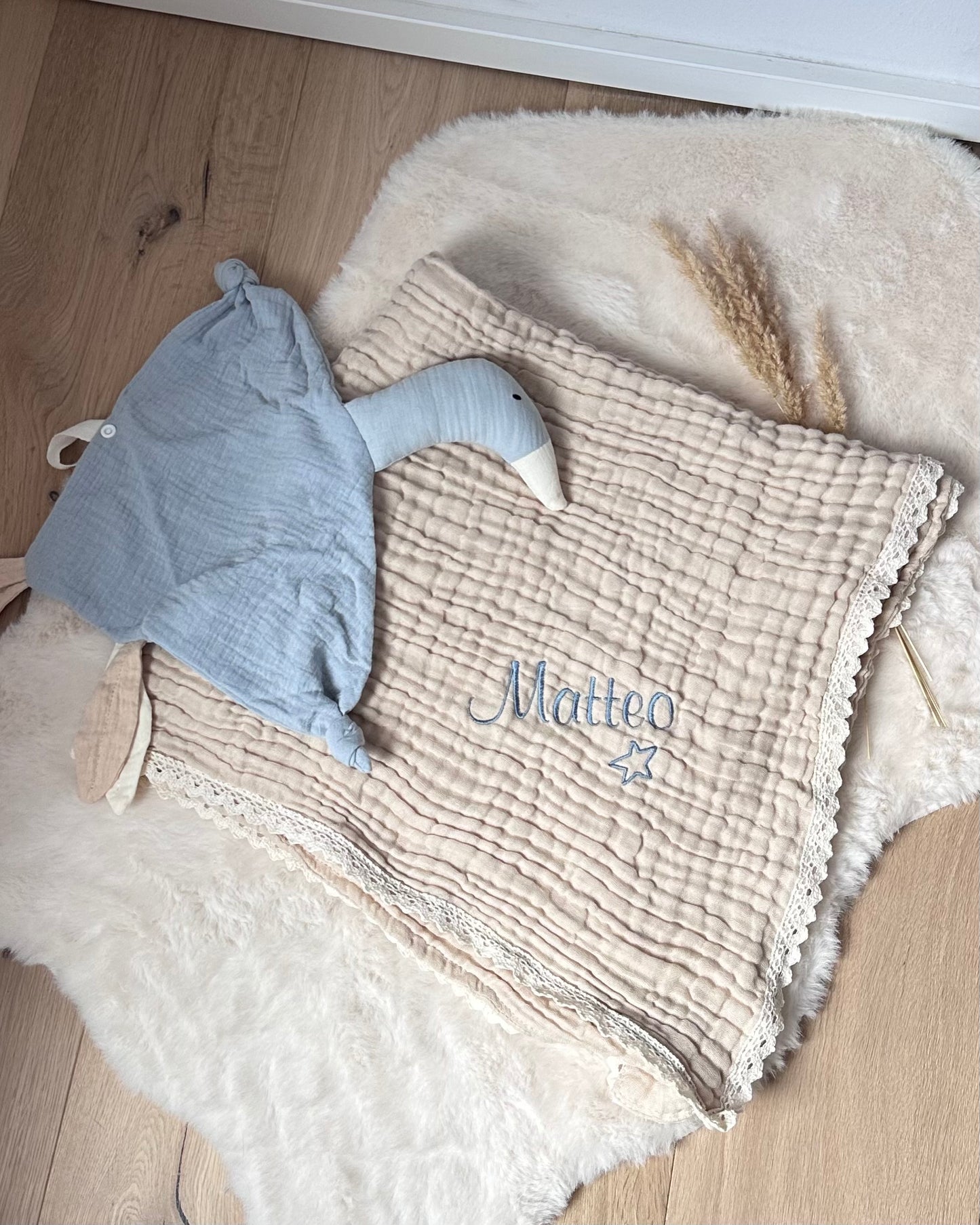 Personalisiertes Geschenkset - Musselindecke & Gänse-Schnuffeltuch