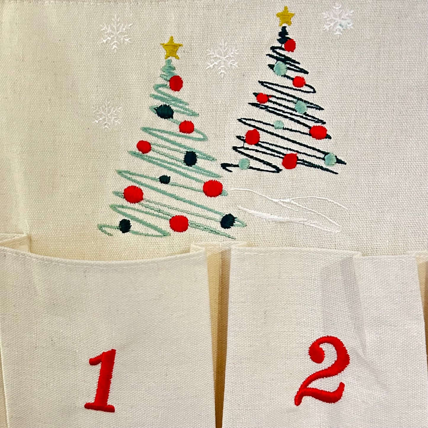 Adventskalender aus Baumwoll-Canvas mit Tannenbäumen & Namen/Weihnachtsbotschaft bestickt