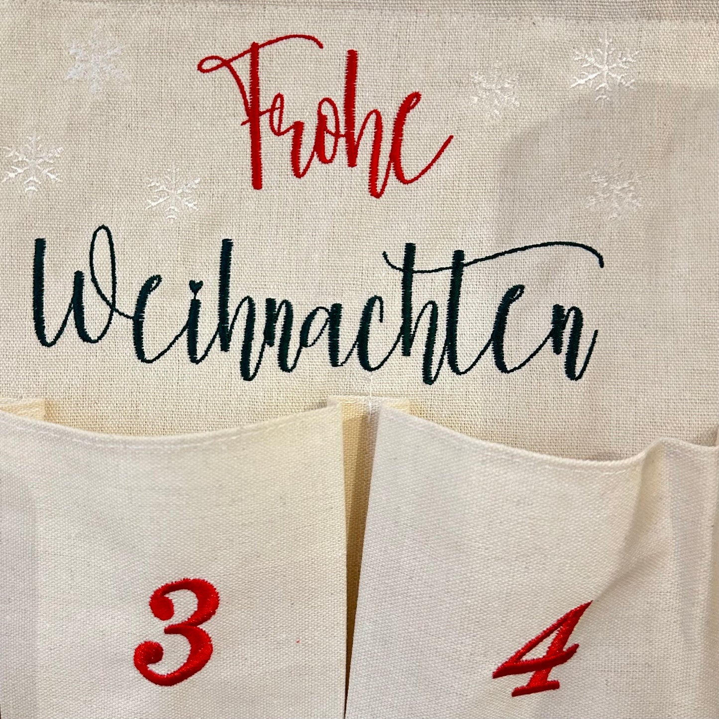 Adventskalender aus Baumwoll-Canvas mit Tannenbäumen & Namen/Weihnachtsbotschaft bestickt