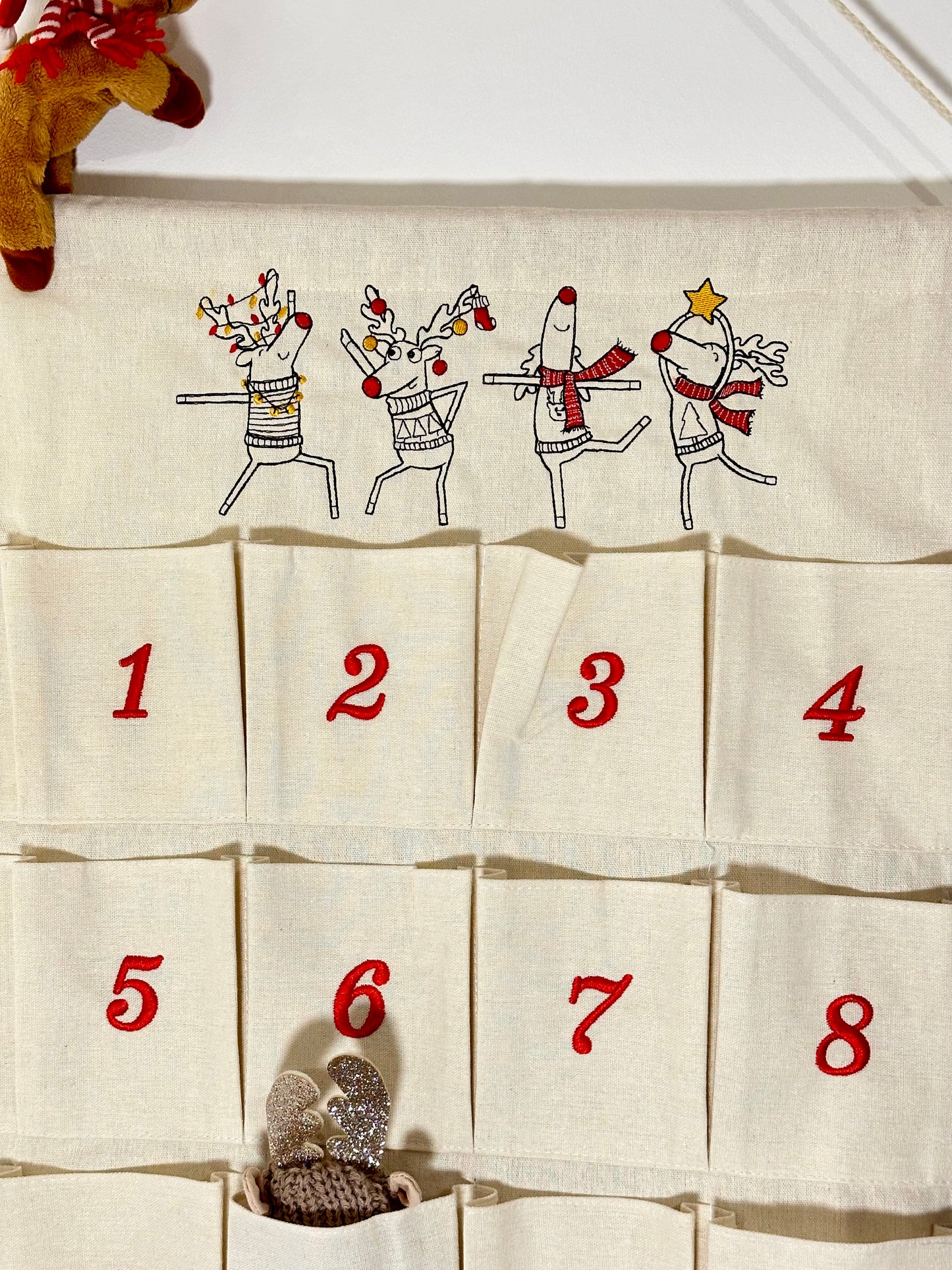 Adventskalender aus Baumwoll-Canvas bestickt mit Rentieren, personalisierbar mit Namen