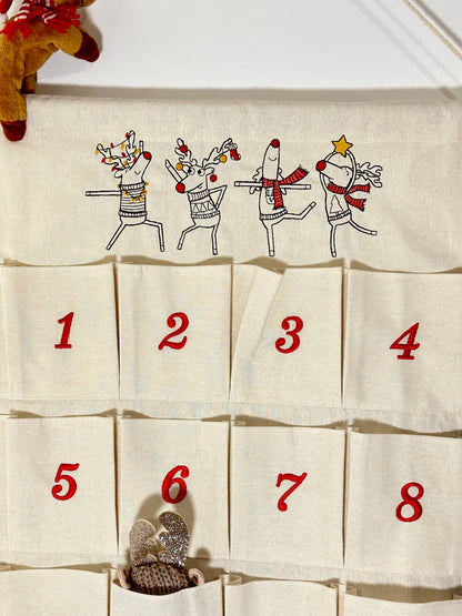 Adventskalender aus Baumwoll-Canvas bestickt mit Rentieren, personalisierbar mit Namen