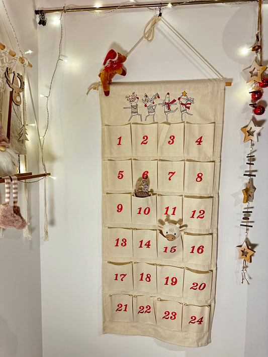Adventskalender aus Baumwoll-Canvas bestickt mit Rentieren, personalisierbar mit Namen