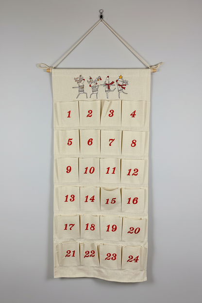 Adventskalender aus Baumwoll-Canvas bestickt mit Rentieren