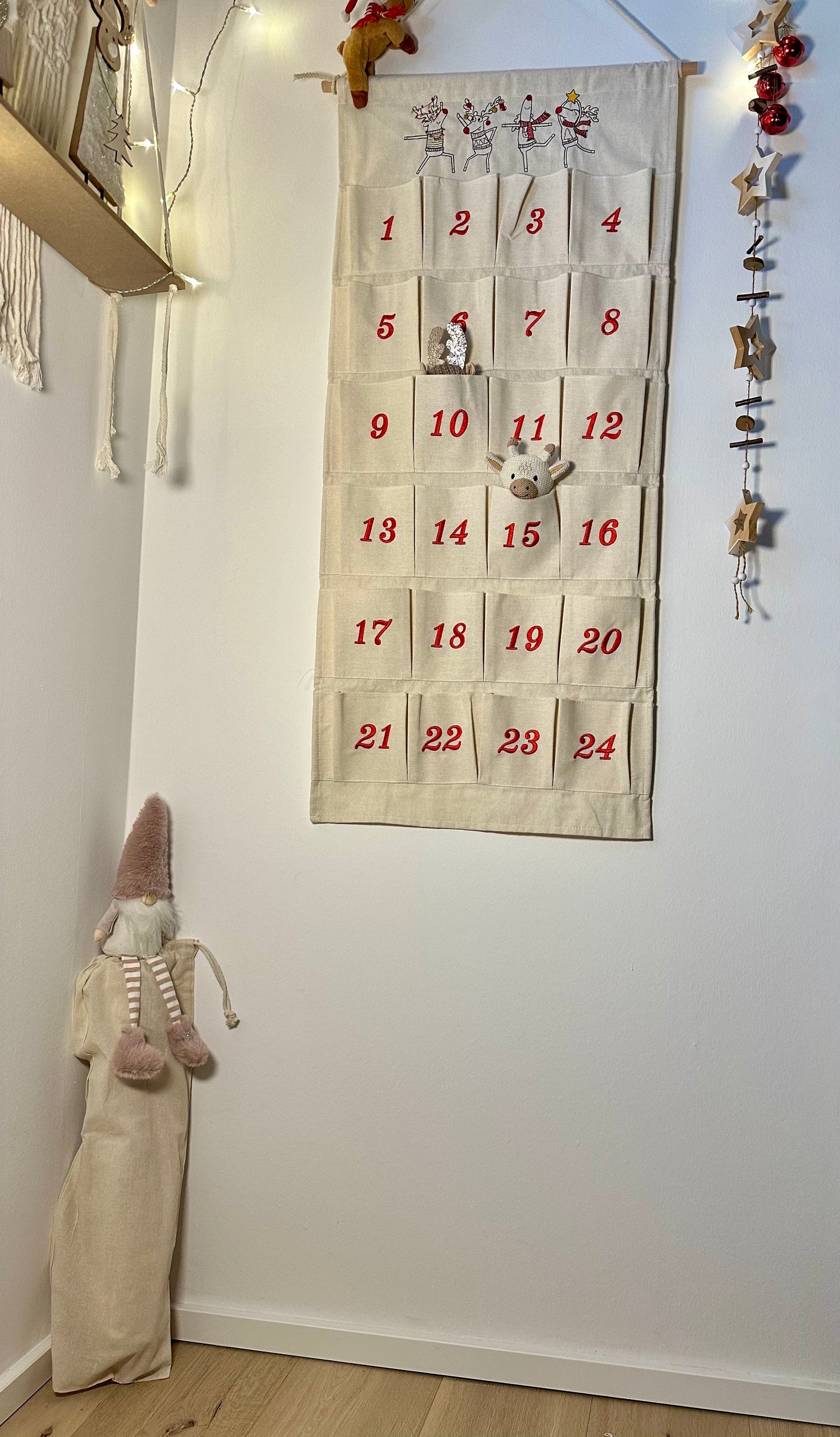 Adventskalender aus Baumwoll-Canvas bestickt mit Rentieren, personalisierbar mit Namen