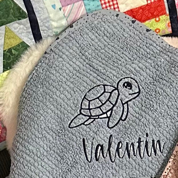 Bio Kapuzenhandtuch personalisiert mit Name und Tiermotiv