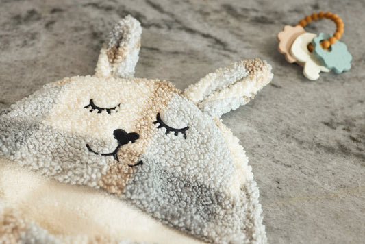 Einschlagdecke für Babyschale Hase Karo