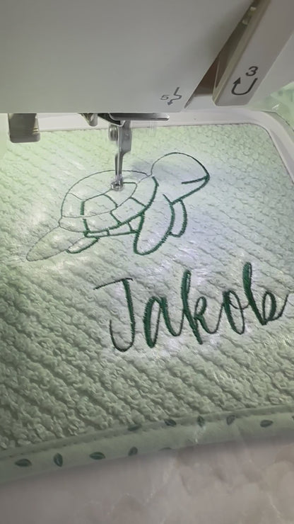Bio Kapuzenhandtuch personalisiert mit Name und Tiermotiv