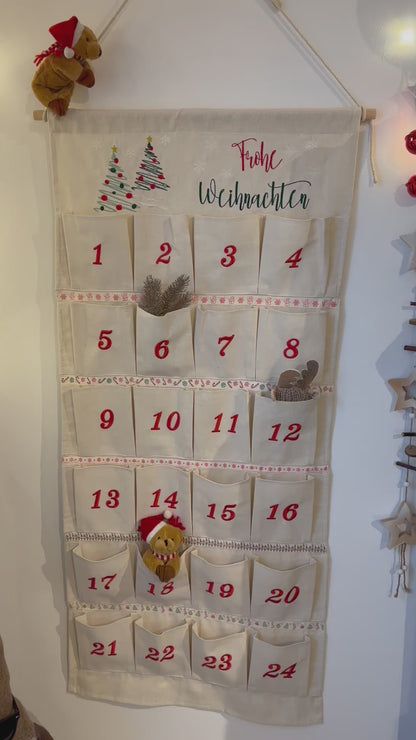 Adventskalender aus Baumwoll-Canvas mit Tannenbäumen & Namen/Weihnachtsbotschaft bestickt